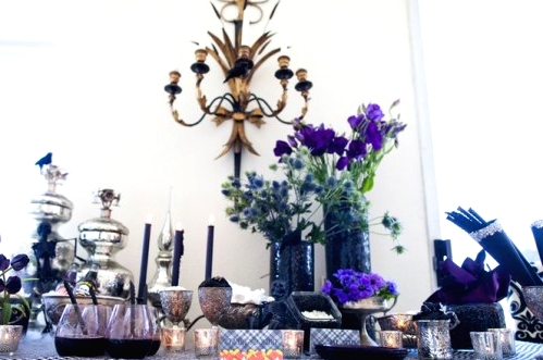 purple blooms and napkins make the tablescape more refined and chic and add color to it a lot