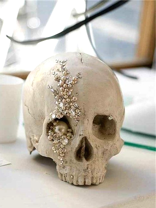 an embellished skull with pearls, rhinestones and sequins for a glam feel is a beautiful solution for a white Halloween party