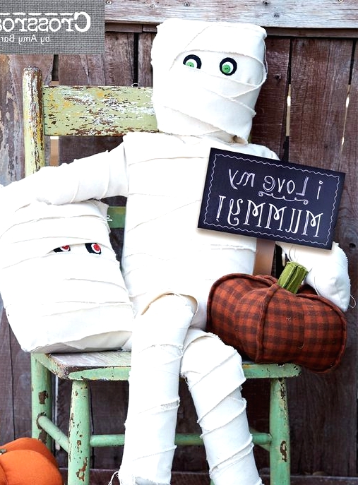 a mummy and a mummy pillow decoration put on a chair in your garden or on the front porch is a cool solution for Halloween