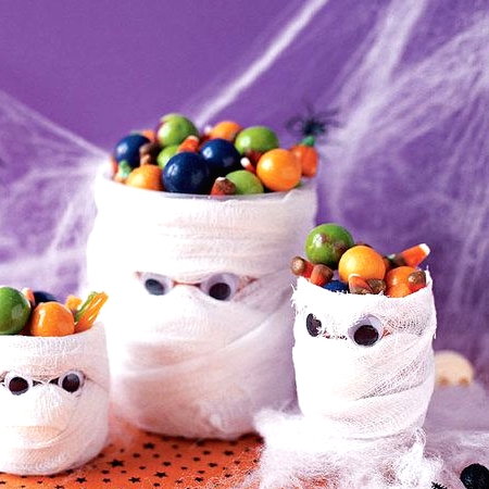 jars shaped as mummies with candies are perfect for kids' Halloween parties are amazing to rock and can be easily DIYed