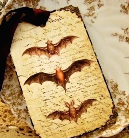 a refined vintage bat Halloween card or invitation to a party is a very chic and stylish idea to go for