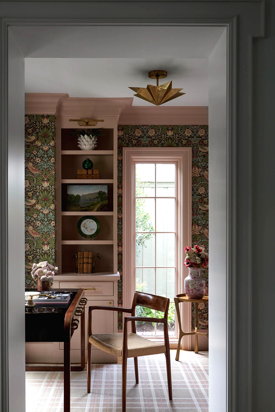 Mild pastel colours and floral wallpapers in design of lovely Dallas house