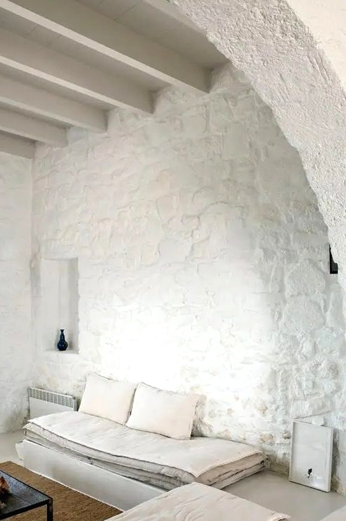 natural stone walls painted white look very bold and catchy while being all-neutral