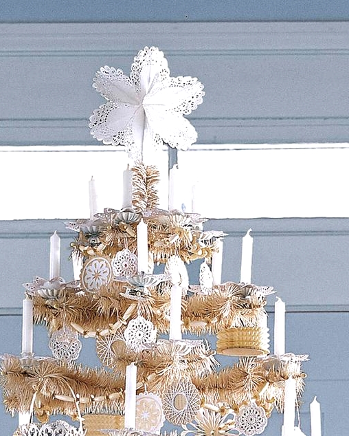 a doily star is a nice and DIYable solution for a vintage-inspired Christmas tree and it looks chic