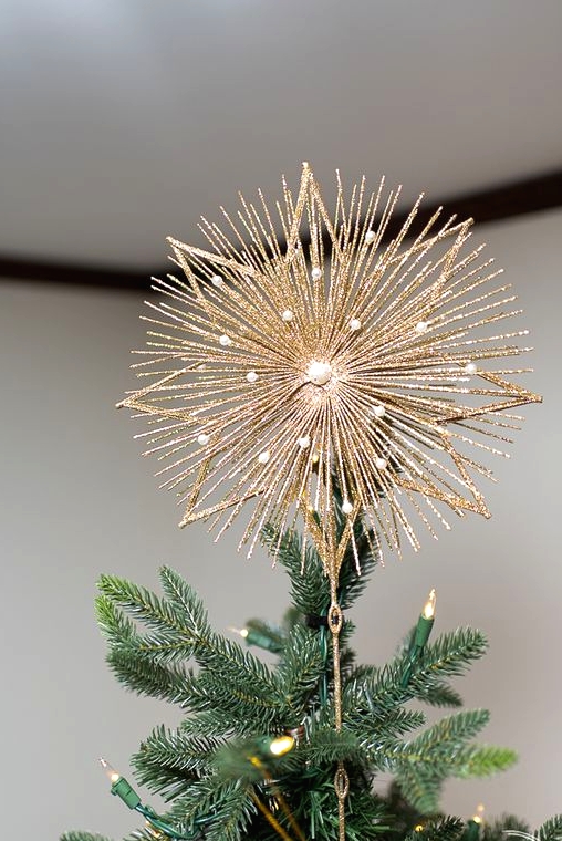 a super shiny gold glitter burst star tree topped with pearls is a refined and chic solution for your Christmas tree