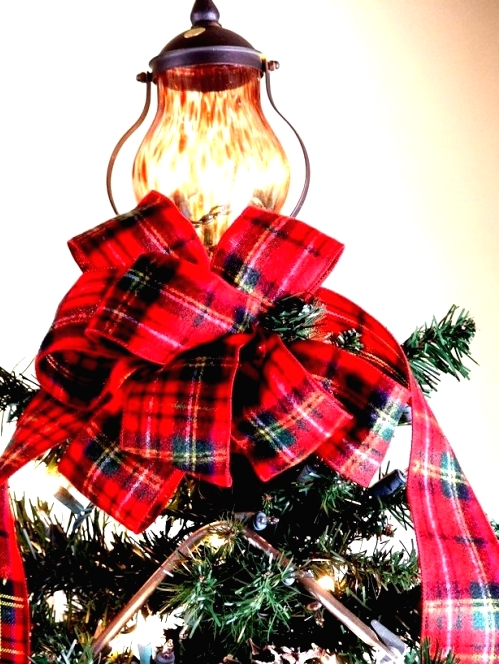 an oversized red plaid bow plus a lantern on top will make your Christmas tree very cozy, rustic and cool, this tree topper is ideal for farmhouse, rustic vintage and just rustic spaces