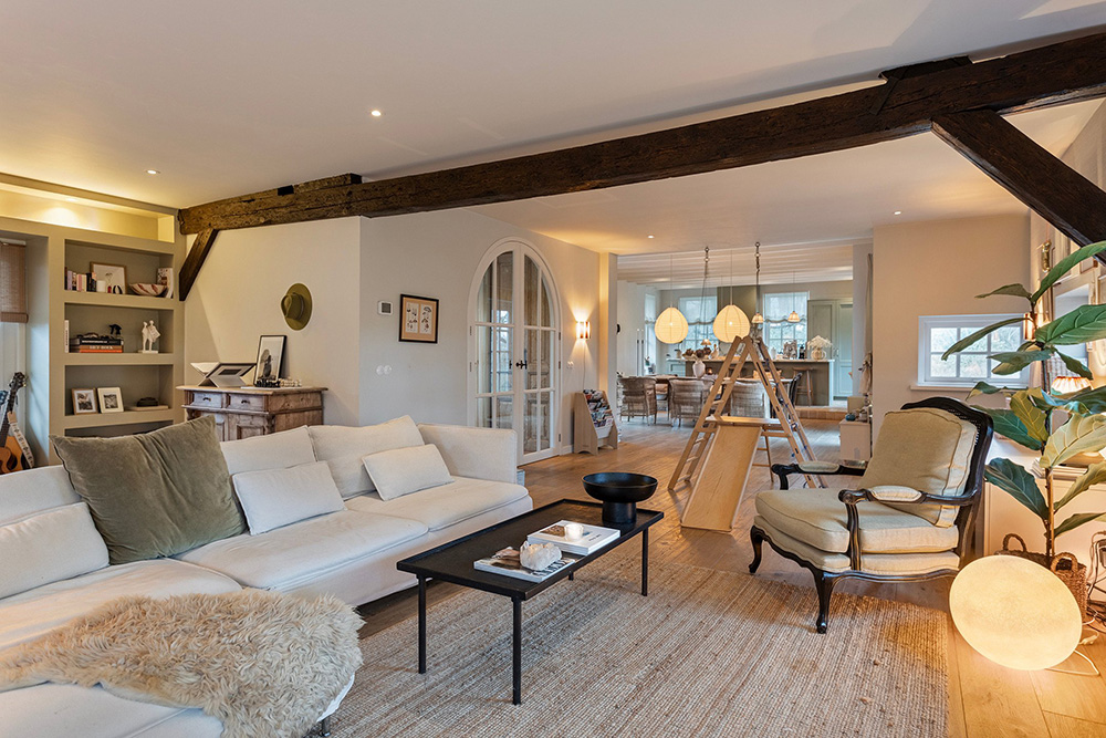 Cozy Cottage in the Netherlands: Natural Tones and Vintage Charm