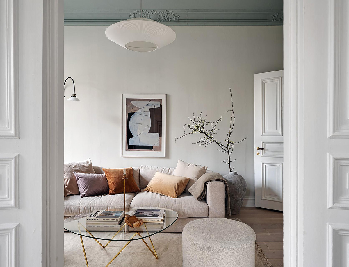 Elegant Göteborg Apartment: Blue Ceiling and Stylish Details (71 sqm)