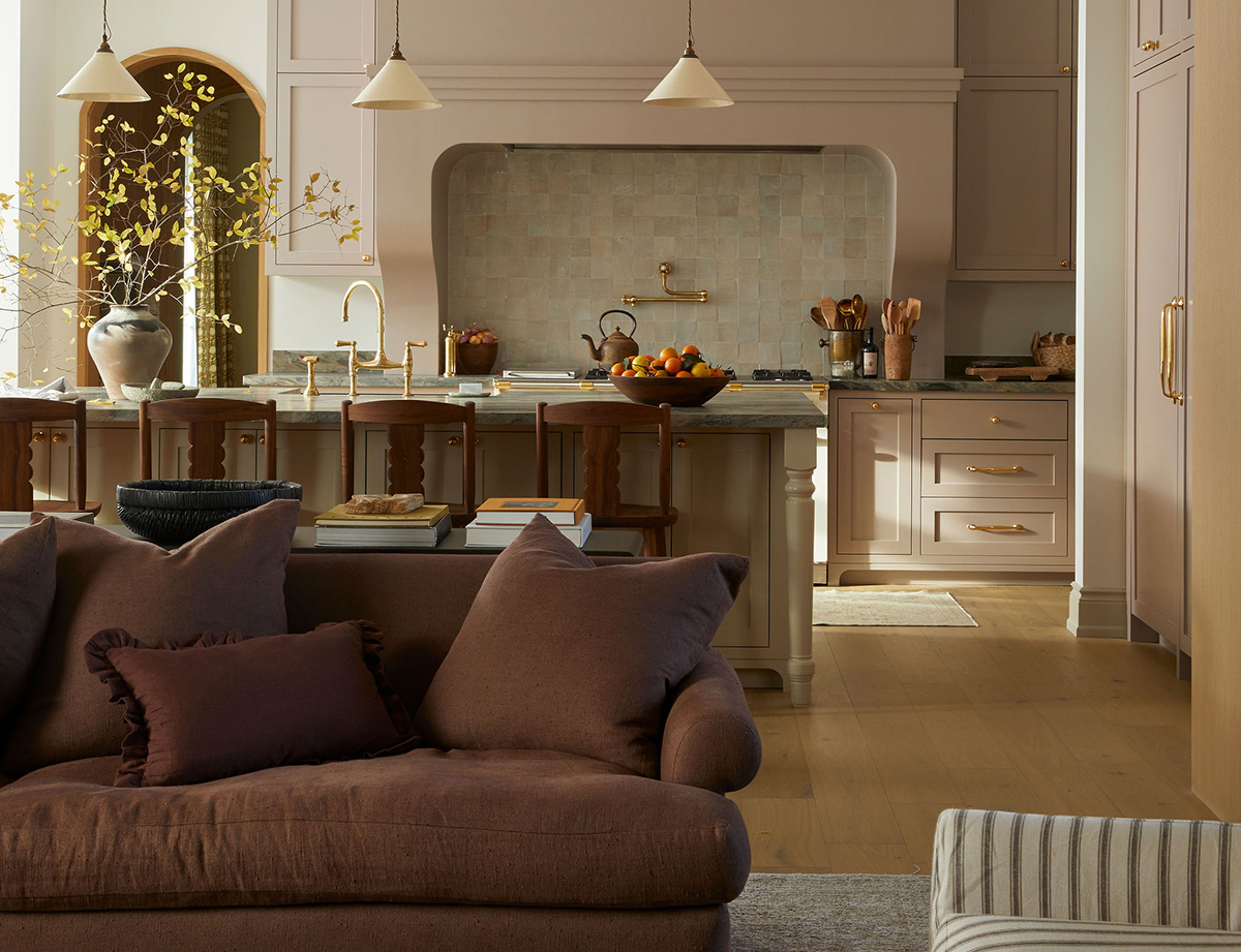 Unique Colors and Stunning Prints in the Design of an Ontario Country Home