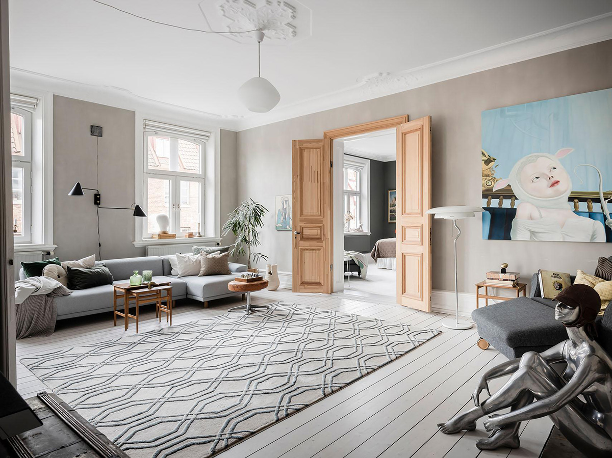 Wooden Elegance and Bold Art: A Unique Gothenburg Apartment