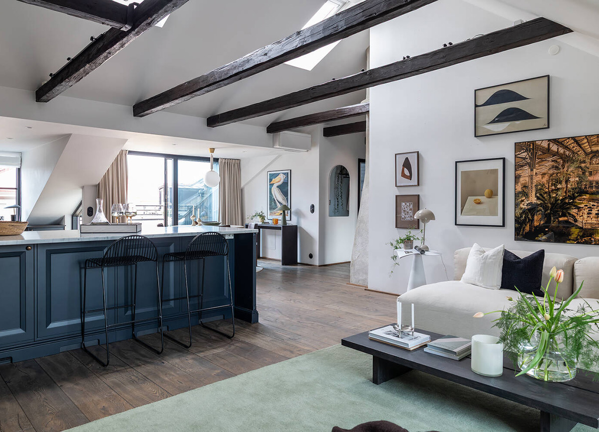 Charming Attic Apartment with Stunning Bedroom and Terrace (81 sqm)