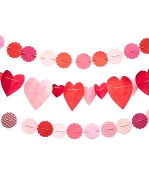 Easy Valentine's Day Garland for a kid friendly craft!